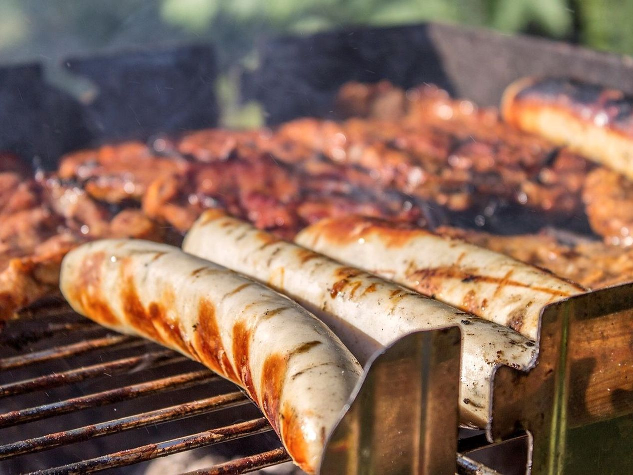 Parrilla abierta frente a la montaña